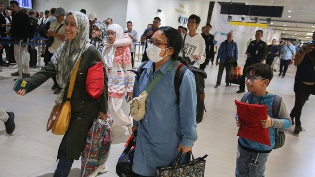 Sejumlah Warga Negara Indonesia (WNI) berjalan keluar terminal setibanya dari Iran di Terminal 3 Bandara Soekarno Hatta, Selasa (24/6/2025). Pemerintah Indonesia lewat Kementerian Luar Negeri pada gelombang pertama berhasil memulangkan 11 orang WNI dari wilayah konflik di Iran. ANTARA FOTO/Muhammad Iqbal/tom./IST)