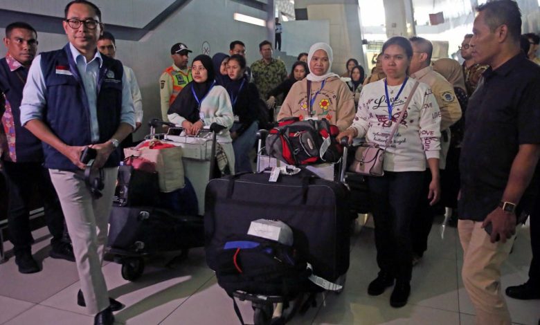 Sejumlah WNI yang dari Suriah, didampingi Direktur Perlindungan WNI Kementerian Luar Negeri Judha Nugraha (kedua kiri) berjalan keluar terminal setibanya di Terminal 3 Bandara Soekarno-Hatta, Tangerang, Banten, Kamis (12/12/2024) (Foto: ANTARA/Muhammad Iqbal/nym/ISTIMEWA)