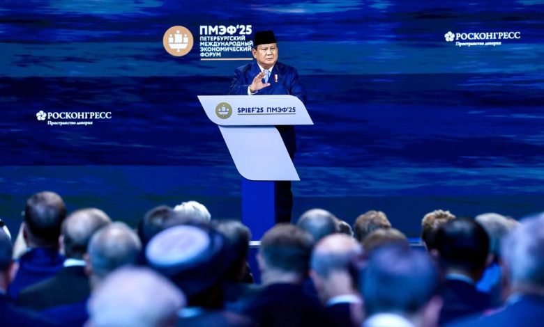 Presiden RI Prabowo Subianto saat menyampaikan pidato kunci kedua setelah Presiden Rusia Vladimir Putin di hadapan para pemimpin dunia pada sesi panel Saint Petersburg International Economic Forum (SPIEF) 2025 di ExpoForum, St. Petersburg, Rusia, Jumat (20/6/2025). Foto: Tim Media Presiden/IST
