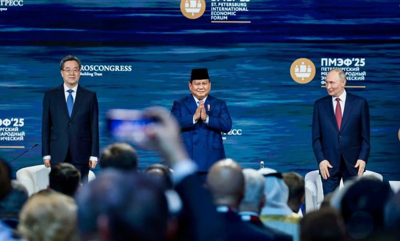 Presiden RI Prabowo Subianto saat menyampaikan pidato kunci kedua setelah Presiden Rusia Vladimir Putin di hadapan para pemimpin dunia pada sesi panel Saint Petersburg International Economic Forum (SPIEF) 2025 di ExpoForum, St. Petersburg, Rusia, Jumat (20/6/2025). Foto: Tim Media Presiden/IST