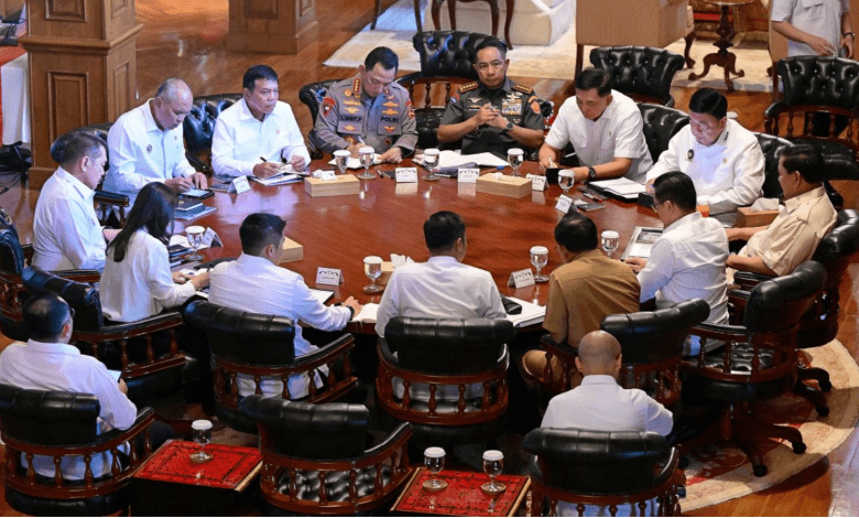 Presiden Prabowo Subianto menggelar pertemuan terbatas di kediaman pribadinya di Hambalang, Kabupaten Bogor, Jawa Barat, pada Senin (23/6/2025). Foto: BPMI Setpres/Muchlis Jr/IST)