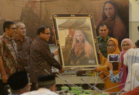 Wakil Gubernur Aceh, Nova Iriansyah menyerahkan lukisan Laksamana Hayati kepada ahli waris, Tgk. Cut Putro Safiatuddin Cahaya Alam. Pemprov Aceh (Foto: ISTIMEWA)