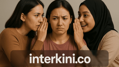 Ilustrasi: Tiga perempuan berbisik, menggambarkan praktik ghibah dalam keseharian. (interkini.co)