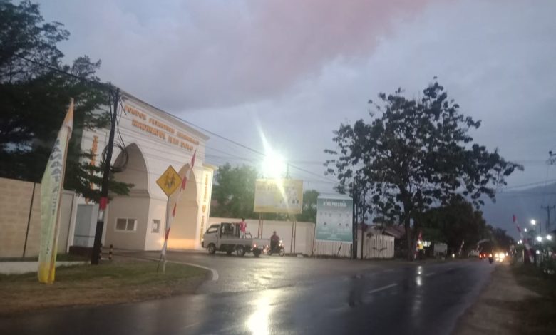 Didepan Pondok Pesantren Alkhairaat Madinatul Ilmi Dolo (Foto : Redaksi Interkini.co)