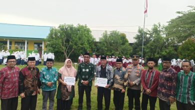 Penyerahan insentif kepada Guru Alkhairaat dalam puncak Milad ke-94 di Kalukubula, Sigi. (Foto: Ismail)