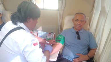 Camat Dolo, Mohammad Ali, S.Pt, mendonorkan darahnya dalam kegiatan bakti sosial menyambut Haul ke-4 Habib Sagaf bin Muhammad Aljufrie di Pondok Pesantren Alkhairaat Madinatul Ilmi, Dolo, Jumat (11/7/2025).