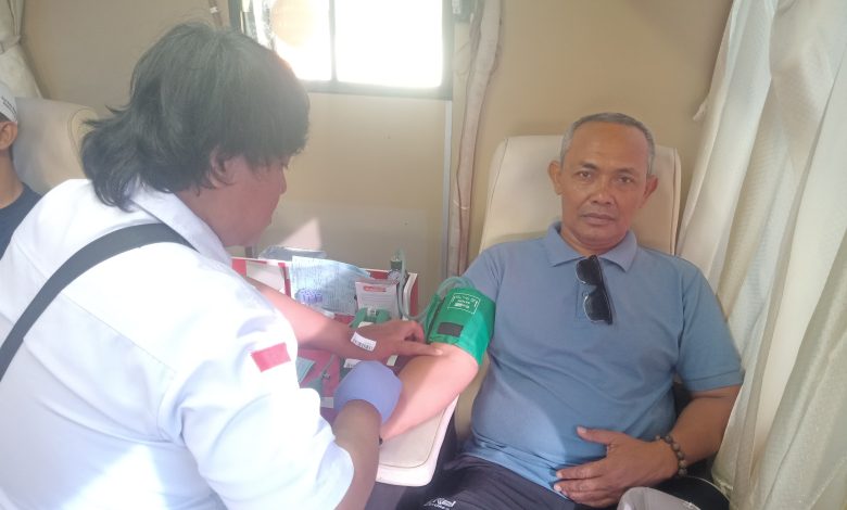 Camat Dolo, Mohammad Ali, S.Pt, mendonorkan darahnya dalam kegiatan bakti sosial menyambut Haul ke-4 Habib Sagaf bin Muhammad Aljufrie di Pondok Pesantren Alkhairaat Madinatul Ilmi, Dolo, Jumat (11/7/2025).