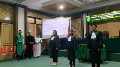 Tiga advokat saat mengucapkan sumpah di Pengadilan Tinggi Sulawesi Tengah, dalam prosesi Penyumpahan Advokat 2025 oleh PERADAN, Selasa (15/7/2025).(Foto: F.FRN)