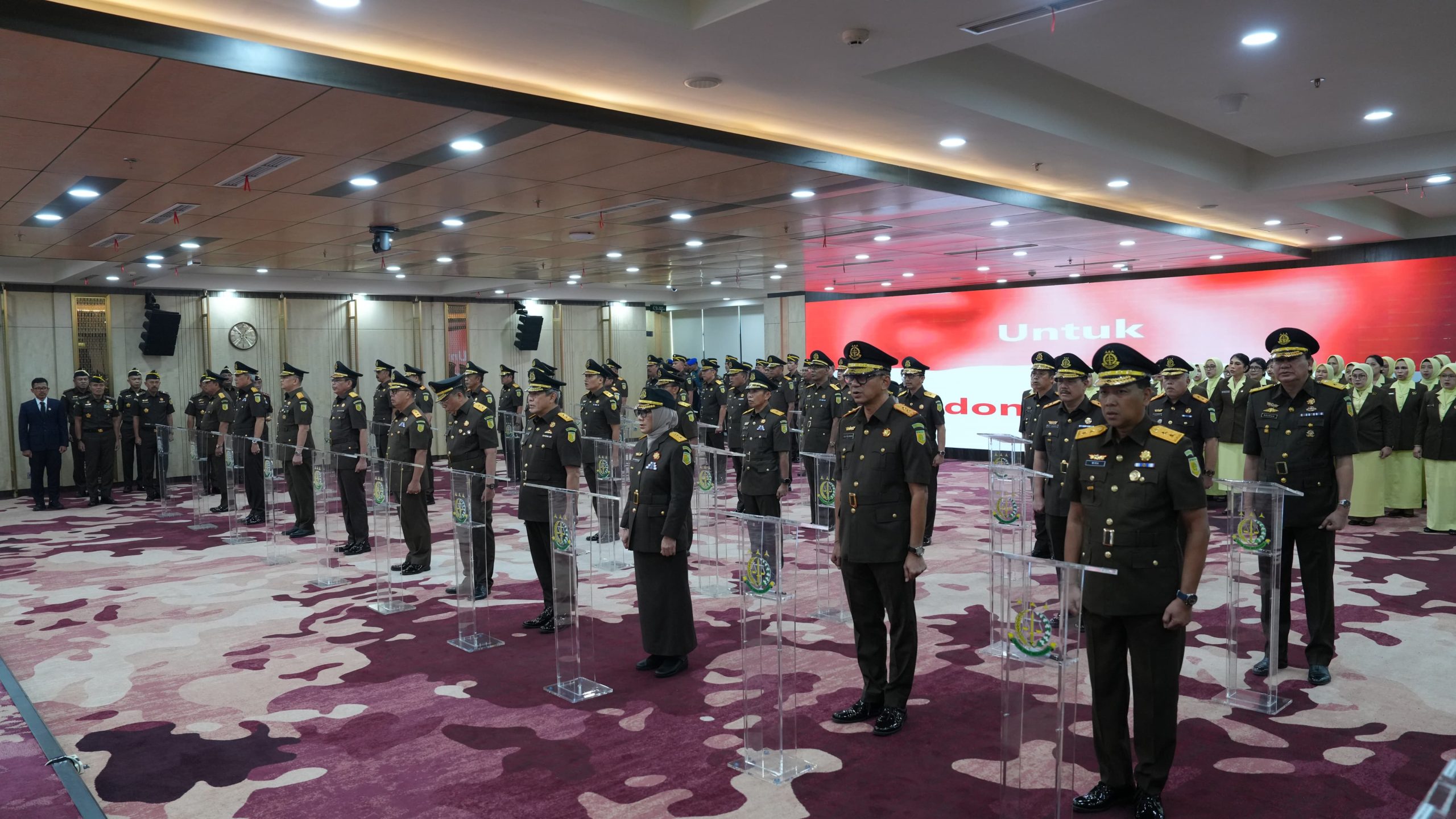 Para pejabat Eselon II Kejaksaan Agung RI mengikuti prosesi pelantikan dan pengambilan sumpah jabatan yang dipimpin oleh Jaksa Agung ST Burhanuddin di Gedung Utama Kejaksaan Agung, Jakarta, Rabu (16/7/2025). (Foto: IST)