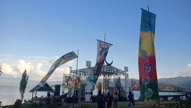 Panggung FDL 2025 di pinggir Danau Lindu, tempat budaya dan alam berpadu. (Foto: M. Gasalele/Interkini.co)