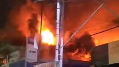 Foto: Kobaran api membakar bangunan di Pasar Inpres Manonda, Kota Palu, Selasa malam (22/7/2025). (Hasil tangkapan layar video yang beredar di grup WhatsApp warga)