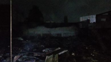Kondisi puing-puing bangunan yang hangus terbakar di Pasar Inpres Manonda Palu setelah api berhasil dipadamkan. (Foto: Purba)