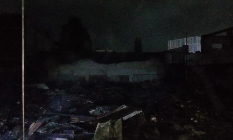 Kondisi puing-puing bangunan yang hangus terbakar di Pasar Inpres Manonda Palu setelah api berhasil dipadamkan. (Foto: Purba)