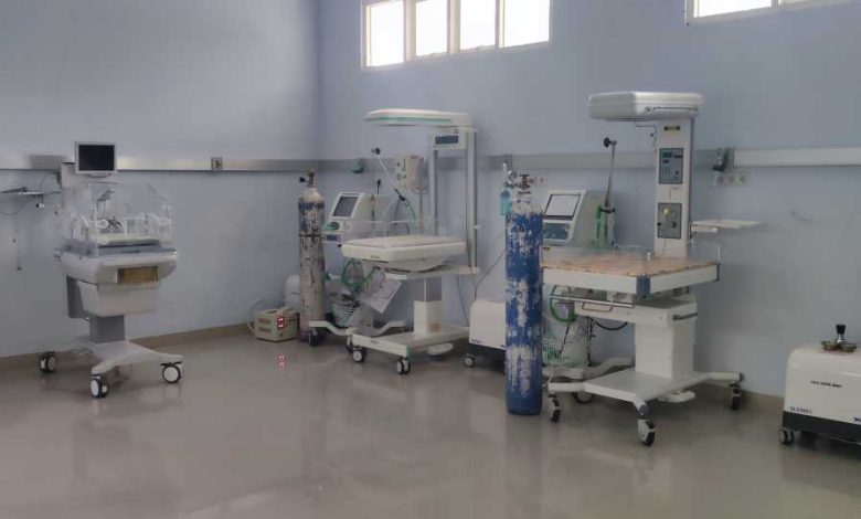 Ruangan PICU/MICU di RSUD Torabelo dengan peralatan medis lengkap.