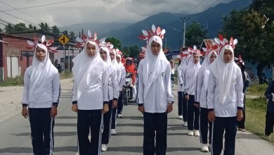 Para peserta lomba gerak jalan dari SMPN 4 Sigi menunjukkan semangat dan disiplin, lengkap dengan hiasan kepala merah-putih, di Jalan Habib Muhammad Daljufri.