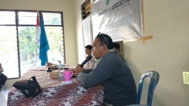 Pendiri LPA Sinue berbicara dalam Musyawarah Anggota ke-III, didampingi peserta dan tamu dari Mapala Muhibbul Bi'ah UIN Datokarama Palu, di Palu, 1 Agustus 2025.