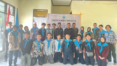 Peserta Musyawarah Anggota ke-III LPA Sinue berfoto bersama di Sekretariat LPA Sinue, Palu, pada Jumat, 1 Agustus 2025. Mereka mengenakan atribut scarf biru sebagai simbol identitas organisasi pecinta alam.