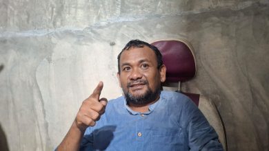 Taufik, adik pasien AMR dari Desa Kotarindau, berbicara tentang dugaan penolakan pasien di IGD RSUD Torabelo, Kabupaten Sigi.