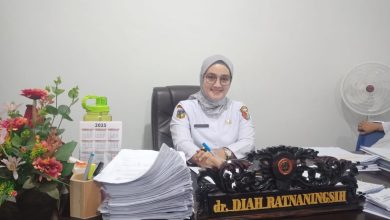dr. Diah Ratnaningsih, Direktur RSUD Torabelo, saat memberikan klarifikasi atas dugaan penolakan pasien AMR, di ruang kerjanya, 6 Agustus 2025.