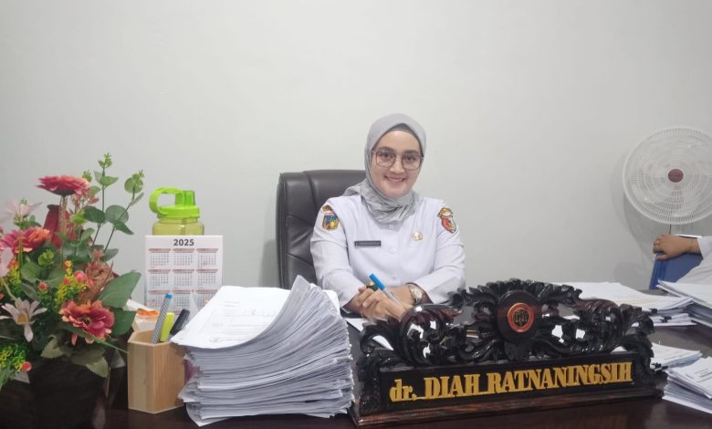 dr. Diah Ratnaningsih, Direktur RSUD Torabelo, saat memberikan klarifikasi atas dugaan penolakan pasien AMR, di ruang kerjanya, 6 Agustus 2025.