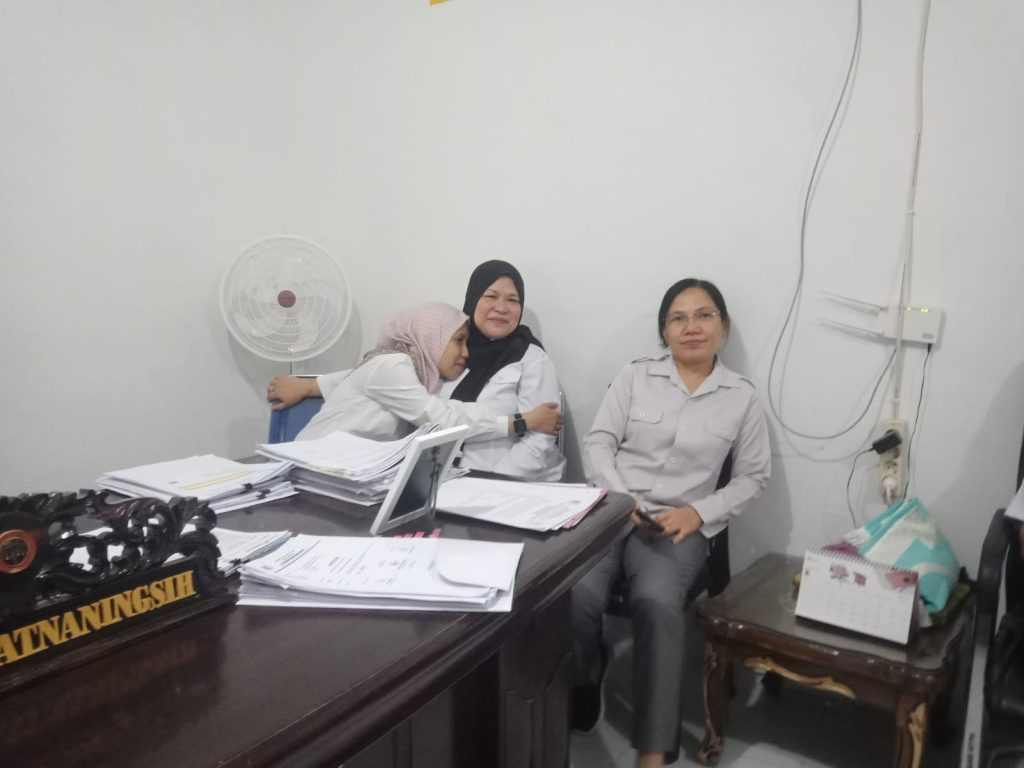 Kristin (kanan), Humas RSUD Torabelo, bersama sejumlah staf saat memberikan klarifikasi kepada media terkait dugaan penolakan pasien AMR, di Ruang Direktur RSUD Torabelo, Rabu (6/8/2025). (Foto: a6/Interkini.co)