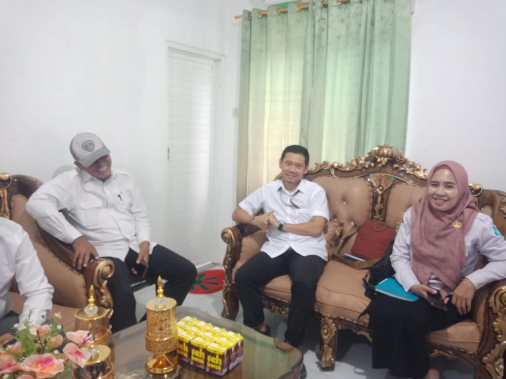 Kepala Bidang Pelayanan Medik RSUD Torabelo, dr. Marannu C. Sambo (tengah), bersama staf, saat ditemui media untuk memberikan klarifikasi terkait dugaan penolakan pasien AMR, di ruang Direktur RSUD Torabelo, Rabu (6/8/2025). (Foto: a6/Interkini.co)
