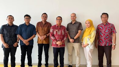 Wakil Bupati Sigi Samuel Yansen Pongi bersama perwakilan BAKTI Kominfo dan pejabat Pemkab Sigi usai rapat pembahasan pembangunan BTS di Sigi, 7 Agustus 2025.