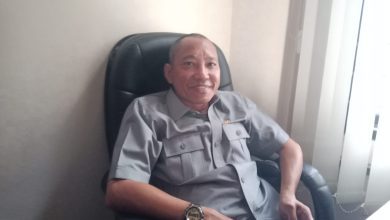 Deny Rismawan, anggota DPRD Sigi, di ruang kerjanya saat memberi tanggapan soal dugaan penolakan pasien RSUD Torabelo, 7 Agustus 2025.