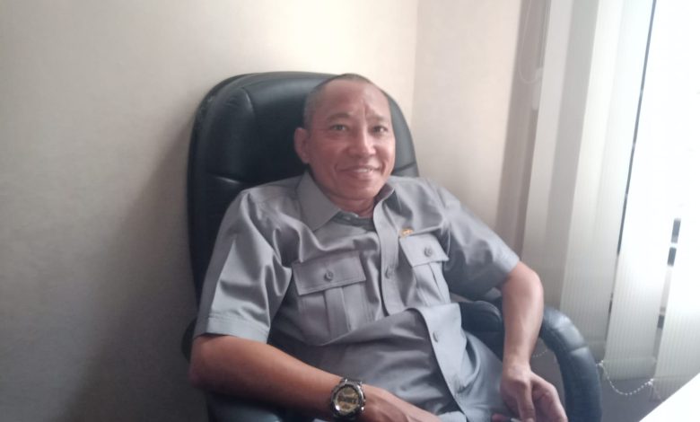 Deny Rismawan, anggota DPRD Sigi, di ruang kerjanya saat memberi tanggapan soal dugaan penolakan pasien RSUD Torabelo, 7 Agustus 2025.
