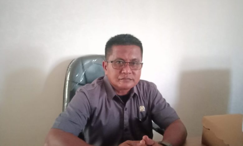 Anggota DPRD Sigi Fadlin di ruang kerjanya sebelum rapat paripurna, 7 Agustus 2025