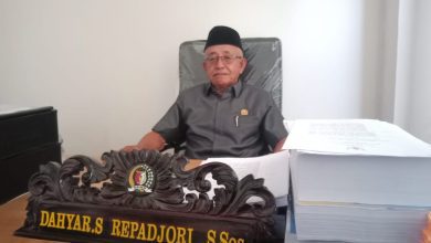 Dahyar S. Repadjori, Anggota Komisi I DPRD Sigi, di ruang kerjanya sebelum rapat paripurna, 7 Agustus 2025.