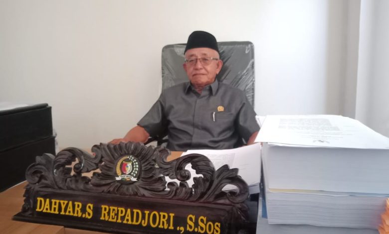 Dahyar S. Repadjori, Anggota Komisi I DPRD Sigi, di ruang kerjanya sebelum rapat paripurna, 7 Agustus 2025.