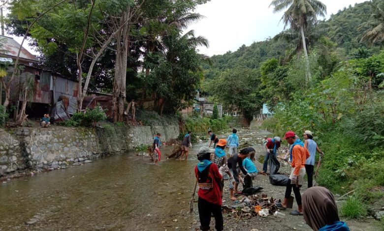 Relawan LPA Sinue membersihkan sampah plastik di bantaran sungai Donggala sebagai bagian dari aksi lingkungan memperingati HUT Donggala ke-73.