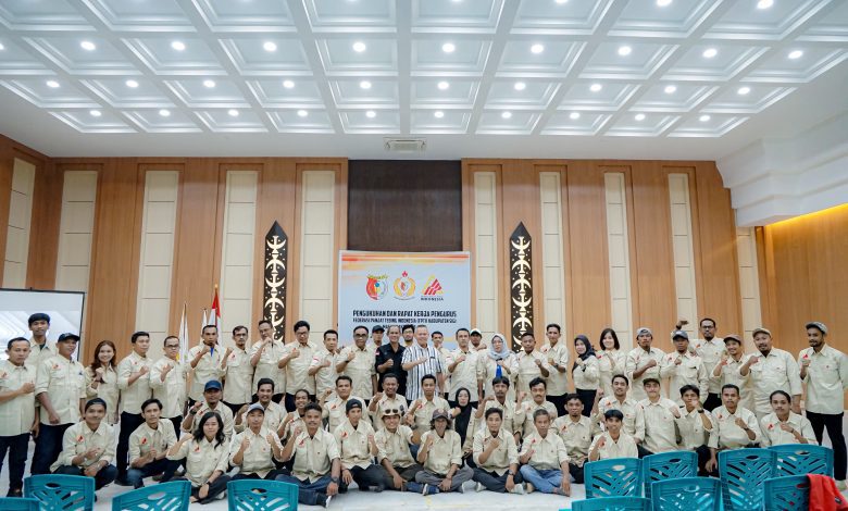 Pengurus Federasi Panjat Tebing Indonesia (FPTI) Kabupaten Sigi berfoto bersama usai pengukuhan dan rapat kerja di Gedung Kesenian RTH Taiganja, Kalukubula.