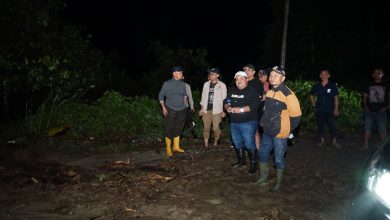 Bupati Sigi Mohamad Rizal Intjenae meninjau lokasi banjir bandang di Desa Namo, Kecamatan Kulawi, Kamis malam 14 Agustus 2025.