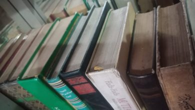 Rak buku berisi literatur Islam dan kitab-kitab agama sebagai sumber ilmu kepemimpinan Islami – interkini.co
