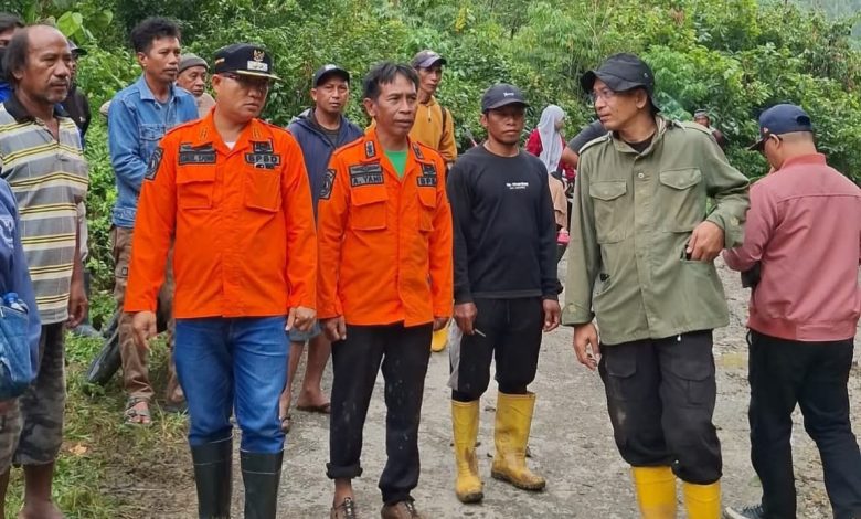 Wakil Bupati Sigi Samuel Yansen Pongi meninjau lokasi banjir di Desa Namo, Kecamatan Kulawi, 15 Agustus 2025