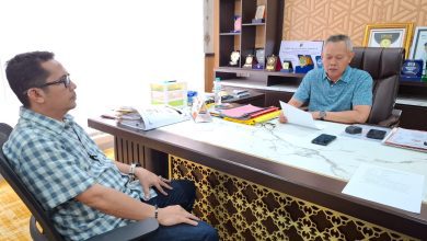 Bupati Sigi Mohamad Rizal Intjenae dan Kaban Pendapatan Roland Franklin di ruang kerja Bupati, Jumat 15 Agustus 2025