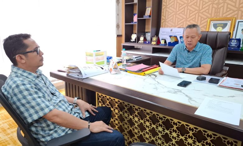 Bupati Sigi Mohamad Rizal Intjenae dan Kaban Pendapatan Roland Franklin di ruang kerja Bupati, Jumat 15 Agustus 2025