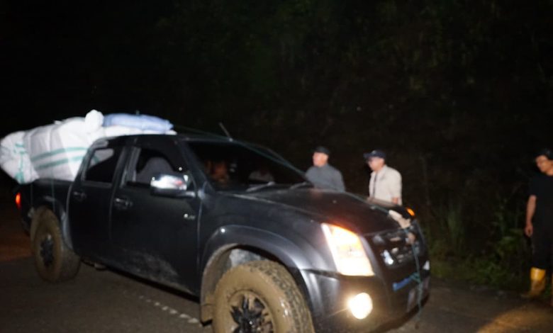 Mobil pick-up membawa bantuan darurat dari Dinas Sosial Kabupaten Sigi untuk korban banjir bandang di Desa Namo, Kecamatan Kulawi.