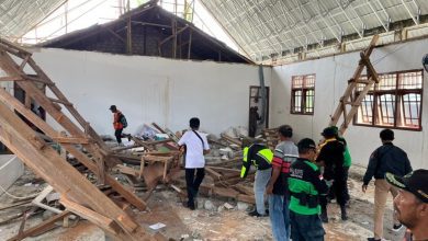 Warga mengevakuasi puing reruntuhan di dalam Gereja Jemaat Elim, Desa Masani, Poso Pesisir, setelah gempa bumi magnitudo 6,0.
