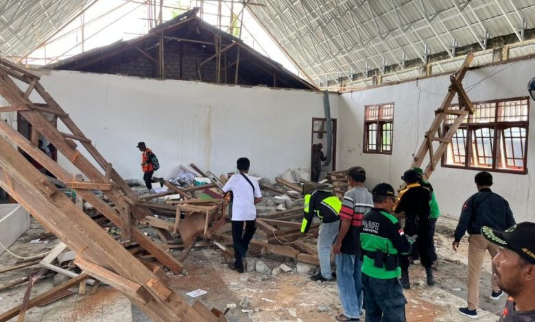 Warga mengevakuasi puing reruntuhan di dalam Gereja Jemaat Elim, Desa Masani, Poso Pesisir, setelah gempa bumi magnitudo 6,0.