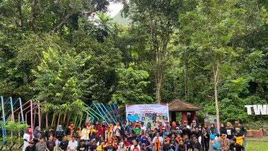 Kelompok pecinta alam dari berbagai komunitas berfoto bersama di Cagar Alam Wera, Kabupaten Sigi, usai rangkaian kegiatan peringatan HUT RI ke-80.