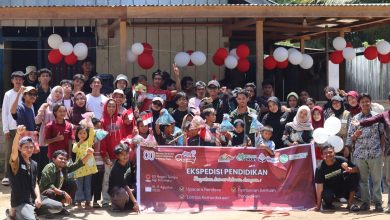 Panitia dan siswa SD Negeri Tompu berfoto bersama setelah kegiatan Semarak Kemerdekaan HUT RI ke-80 di polosok, Sigi, Sulawesi Tengah