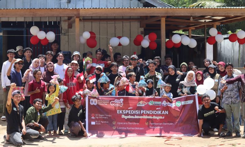 Panitia dan siswa SD Negeri Tompu berfoto bersama setelah kegiatan Semarak Kemerdekaan HUT RI ke-80 di polosok, Sigi, Sulawesi Tengah