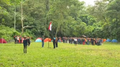 Peserta pecinta alam ikuti upacara bendera HUT RI ke-80 di Cagar Alam Wera, Sigi dengan latar tenda dan pepohonan hutan.
