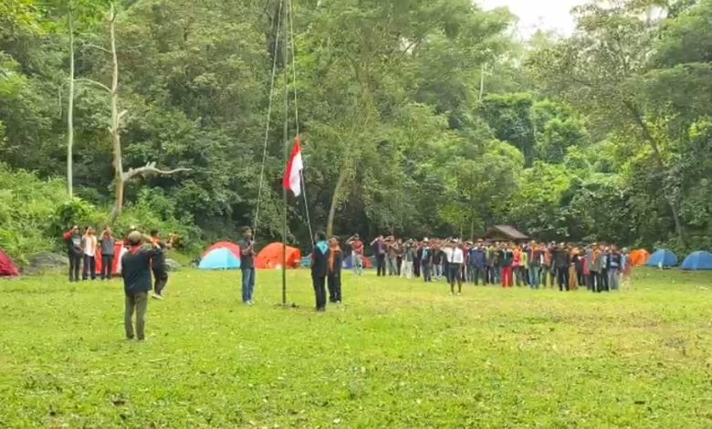 Peserta pecinta alam ikuti upacara bendera HUT RI ke-80 di Cagar Alam Wera, Sigi dengan latar tenda dan pepohonan hutan.