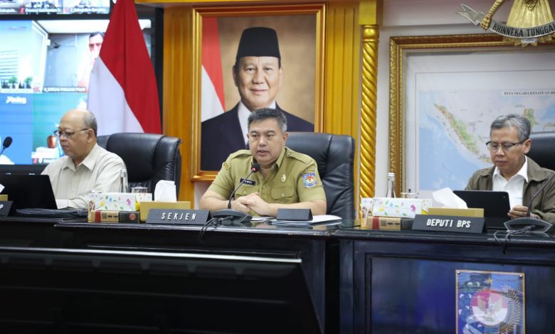Sekjen Kemendagri Tomsi Tohir pimpin Rakor pengendalian inflasi dan program SPHP di Jakarta, 19 Agustus 2025.