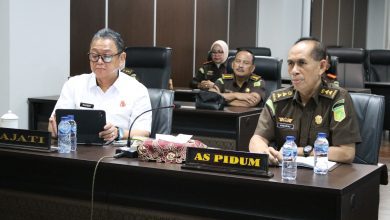 Kepala Kejaksaan Tinggi Sulawesi Tengah N. Rahmat R. dan pejabat utama mengikuti Seminar Nasional Follow the Asset & Follow the Money secara virtual