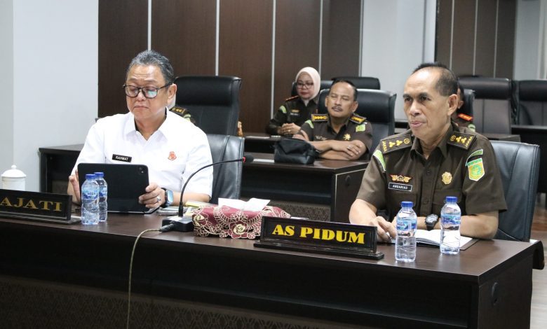Kepala Kejaksaan Tinggi Sulawesi Tengah N. Rahmat R. dan pejabat utama mengikuti Seminar Nasional Follow the Asset & Follow the Money secara virtual